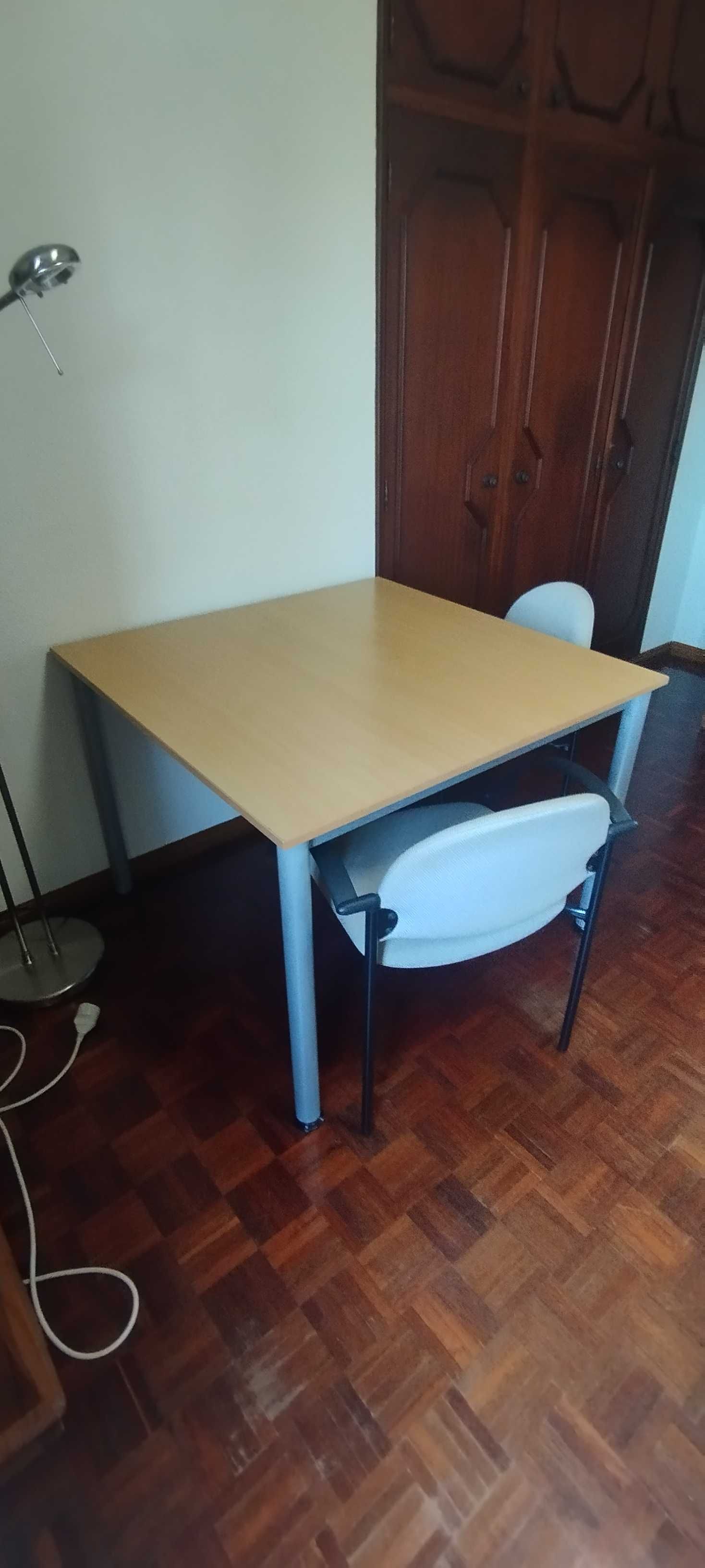 Mesa 1m x 1m (duas cadeiras de oferta)