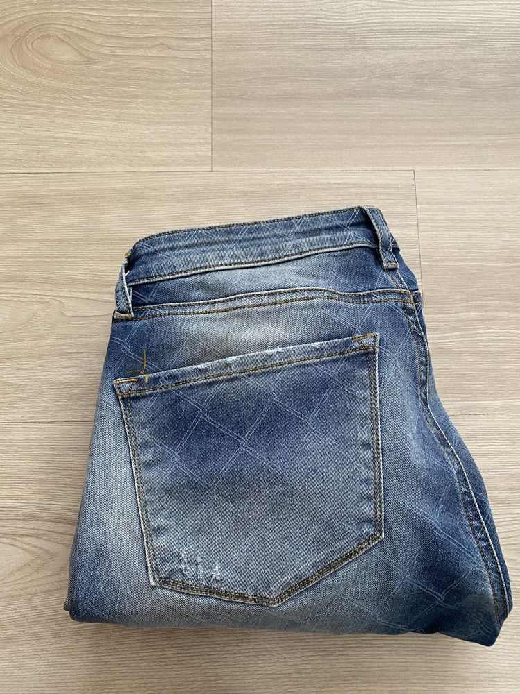 Spodnie jeansy rurki niski stan z przetarciami