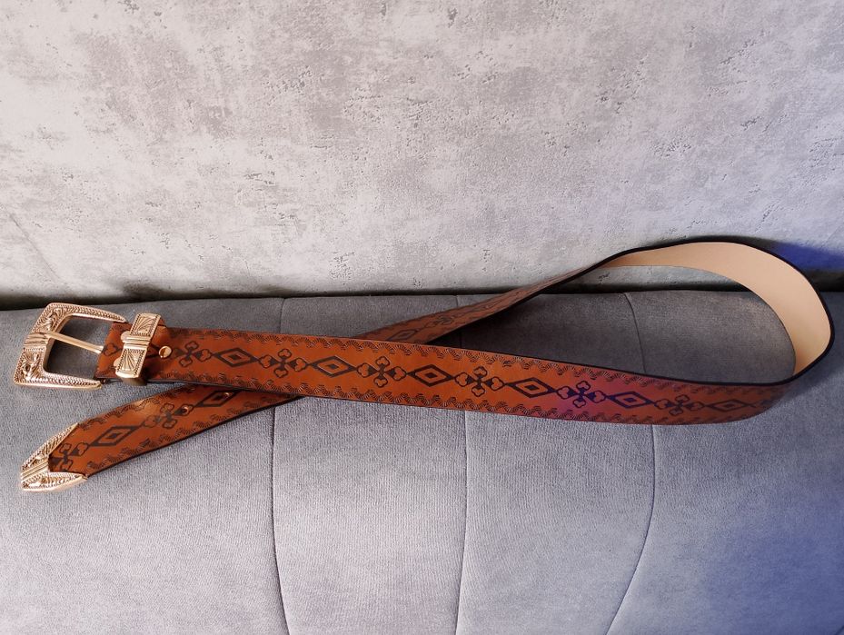 Brązowy skórzany pasek z złota dużą klamrą