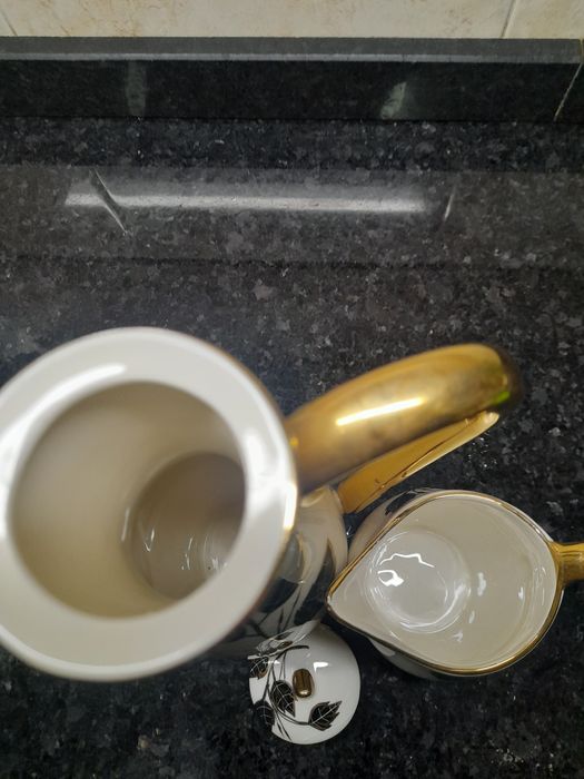 Bule e leiteiera antigos em porcelana