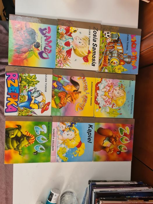 Zestaw twardych książeczek sprzed wielu lat