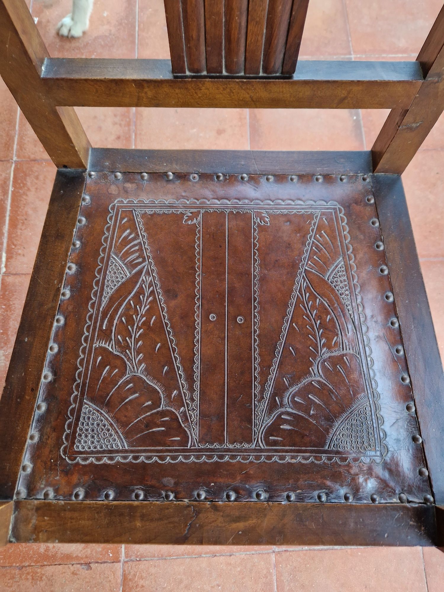 Vendo 8 cadeiras em mogno e assento em couro+ 2 cadeiras de braços