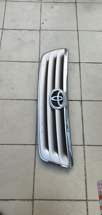 Решётка tayota avensis verso t22