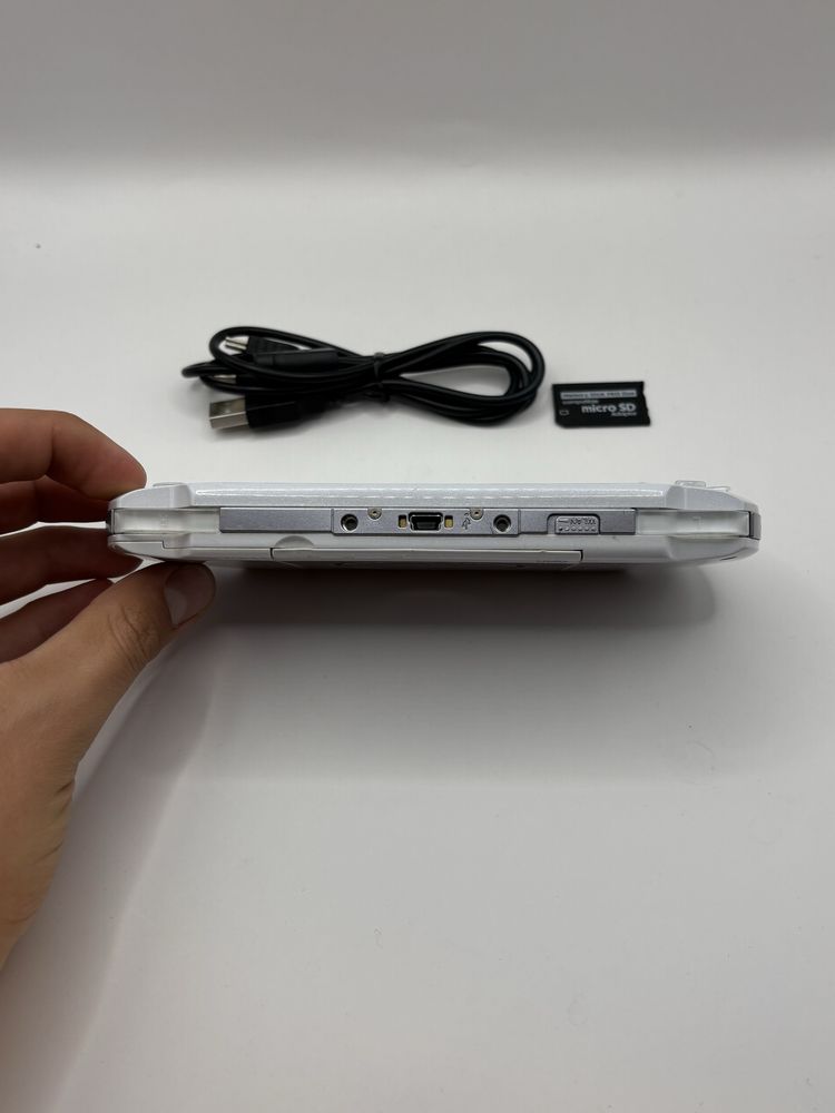 biała konsola PSP 3000 slim + adapter + kabel stan bardzo dobry