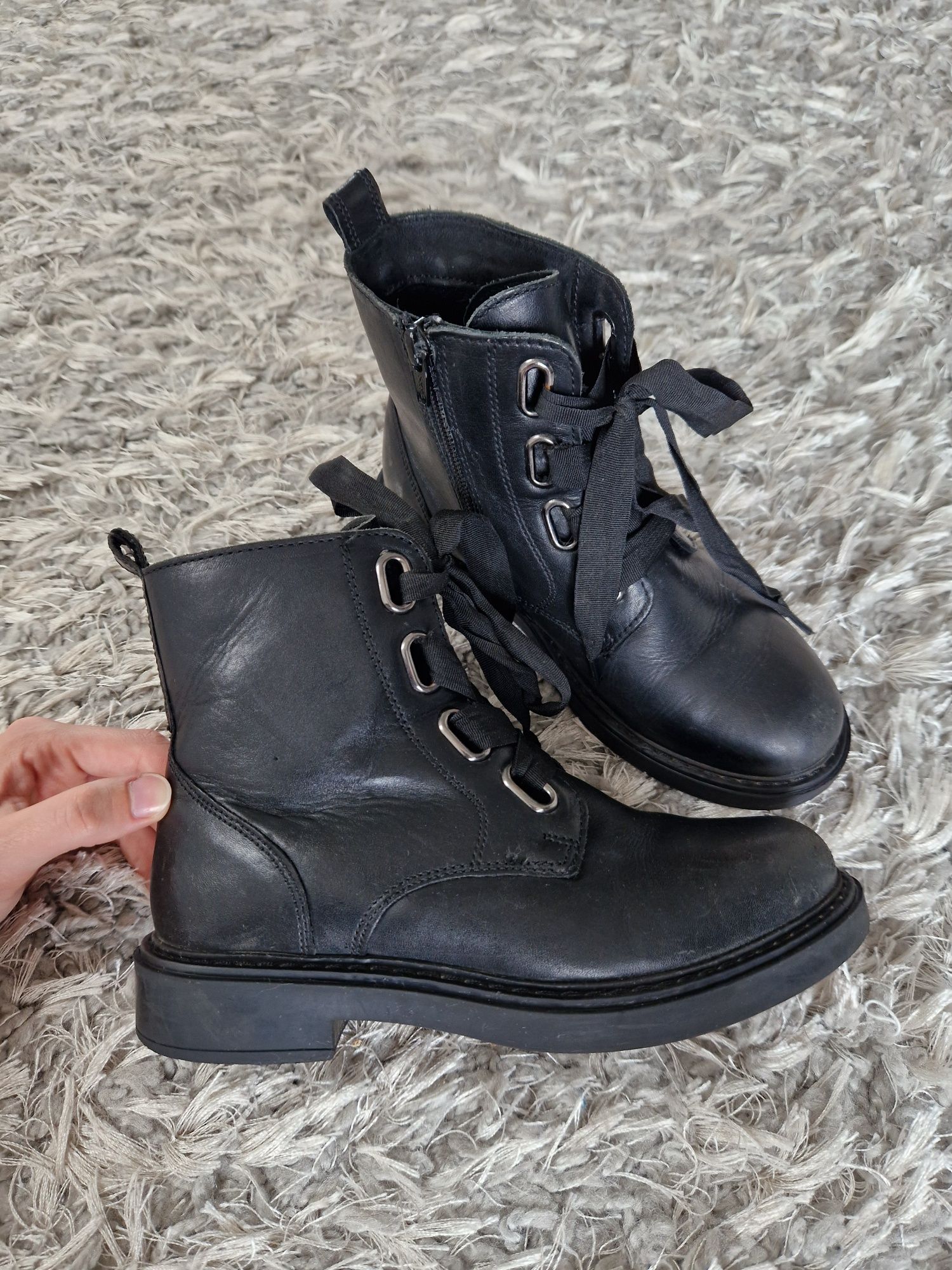 Czarne botki trapery dla dziewczynki CCC Lasocki