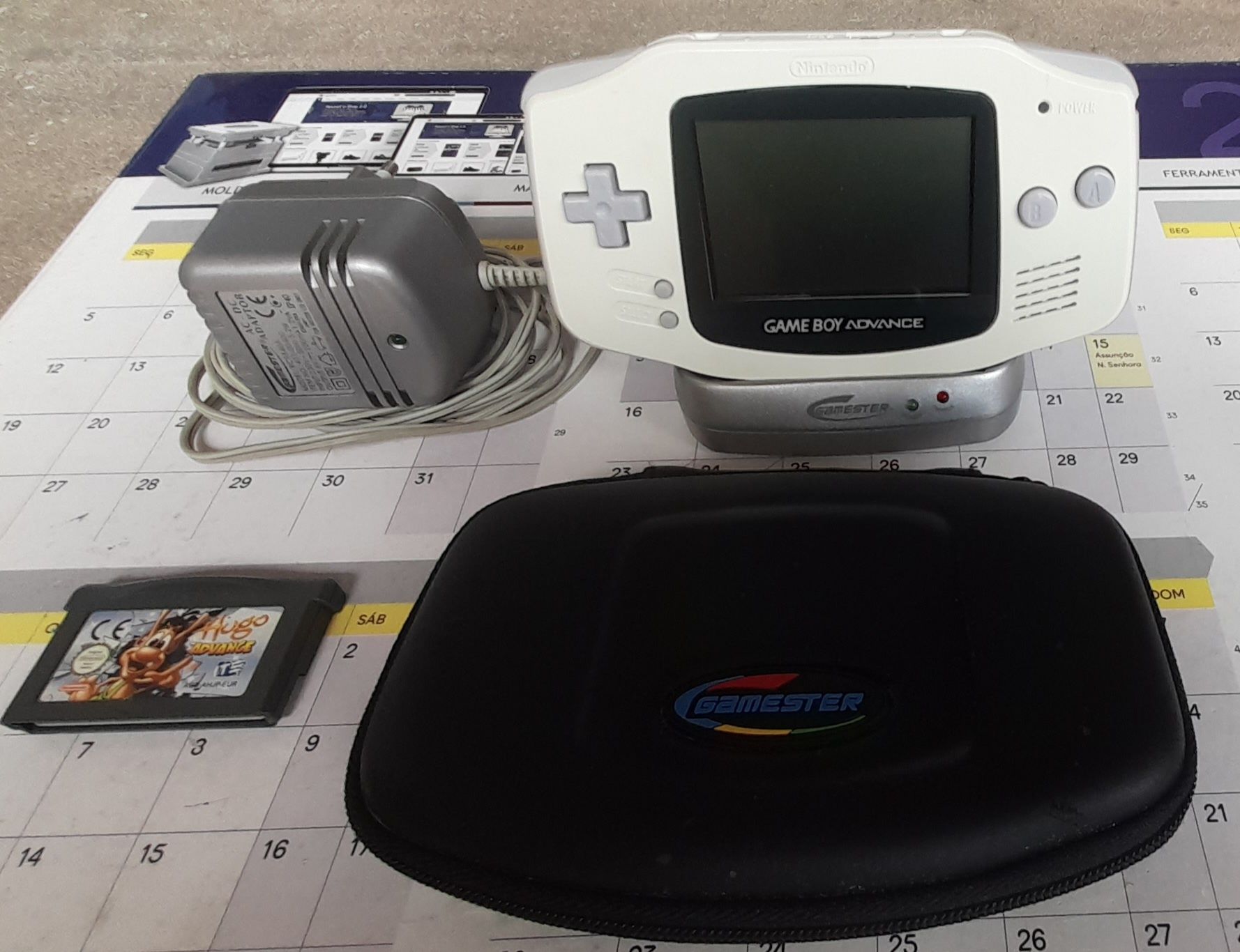 Gameboy Advanced com carregador, base para carregar e bolsa Gamester