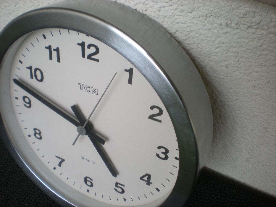 Ładny duży zegar Niemiecki TCM w CHROMOWANEJ metalowej oprawie