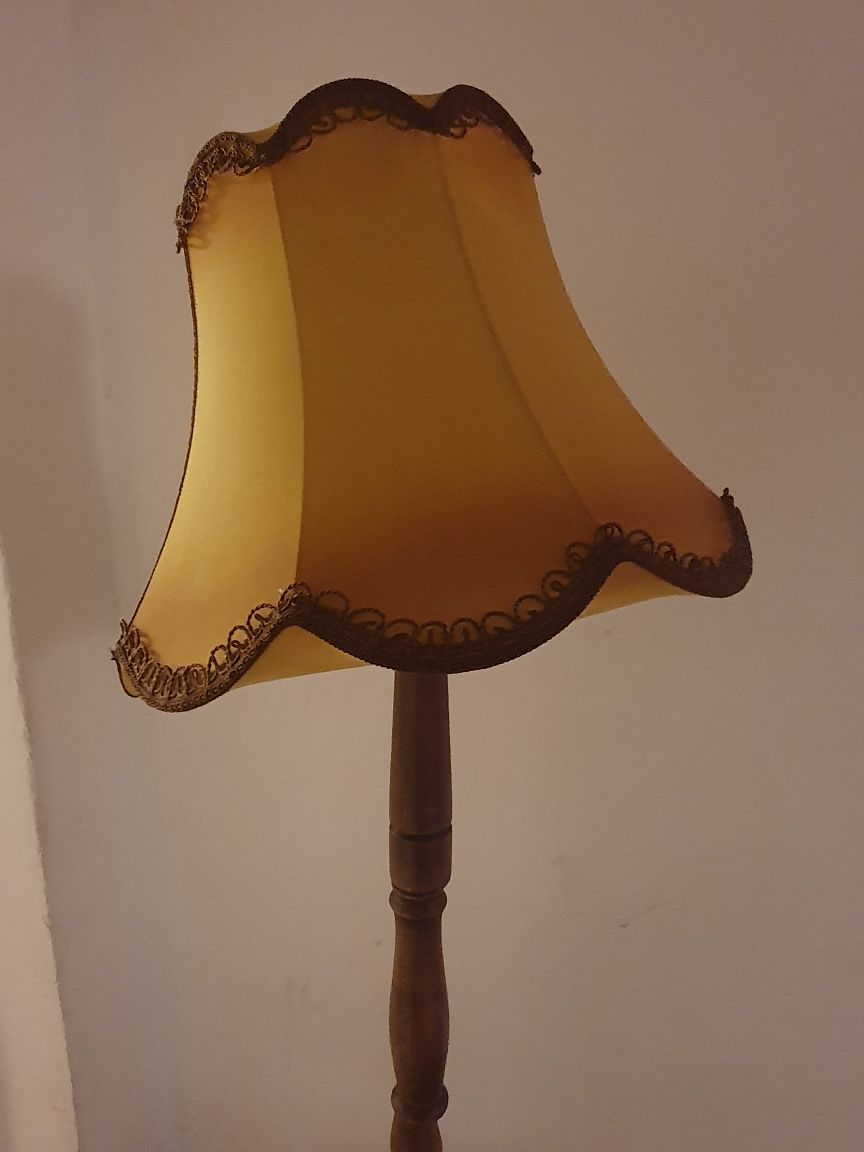 Półka z lampką i abażurem