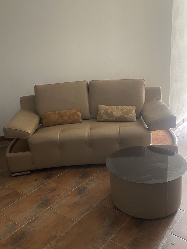 Sofa em pele, con mesa de centro em pele.