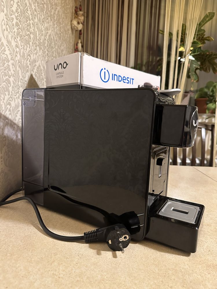 Кофеварка , кофемашина, кавоварка , кавомашина Indesit Uno