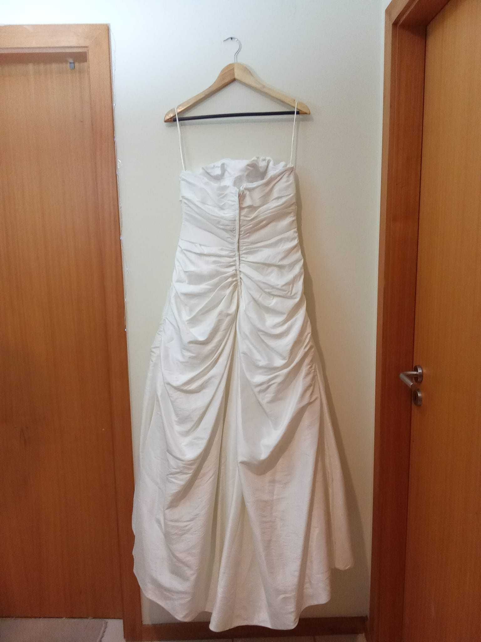 Vestido de Noiva Diva, silhueta de modelo com Corte "cai-cai"