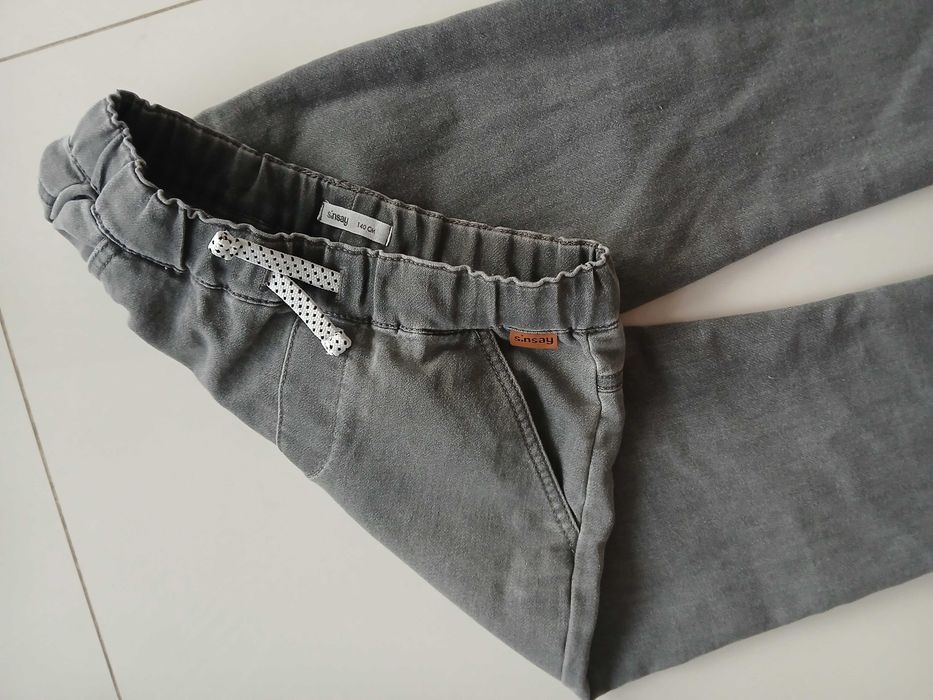 SINSAY joggery spodnie 140 chłopięce jeansy materiałowe