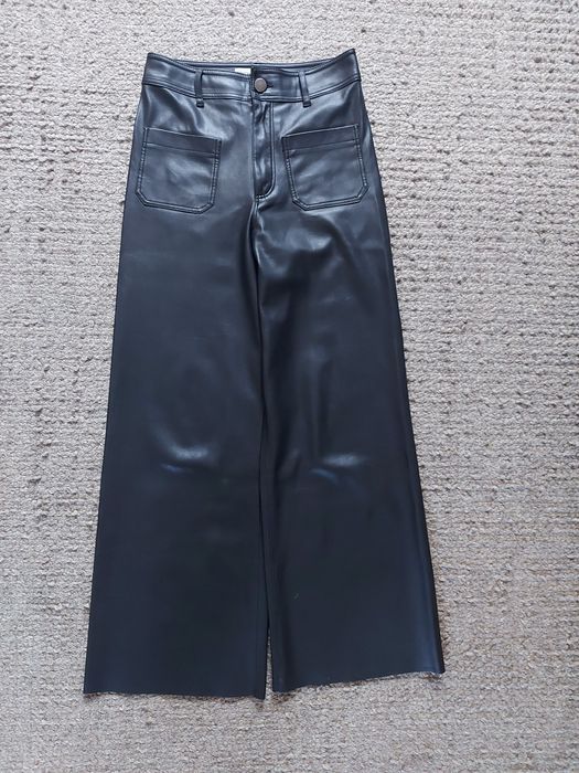 Czarne lateksowe spodnie dzwony Zara XS/34