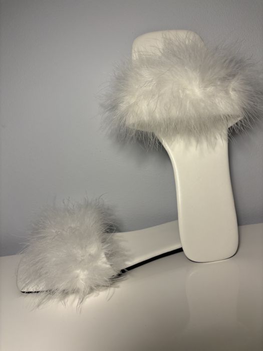 Białe kapcie z puszkiem dla panny młodej