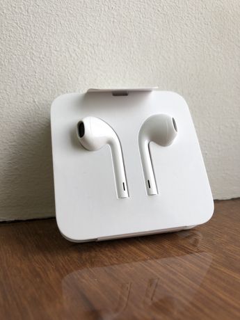 Оригинальные наушники EarPods With Lightning из комплета iPhone 11