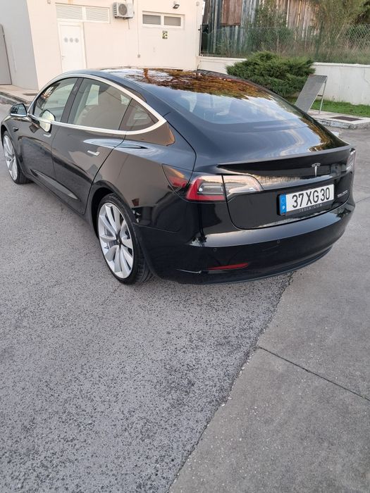 Faço serviço de transporte particular, motorista. Tenho 43 anos carta