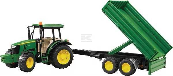 U02108 Ciągnik John Deere 5115M z przyczepą