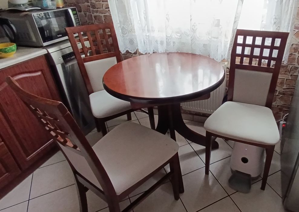 Stół + trzy krzesła