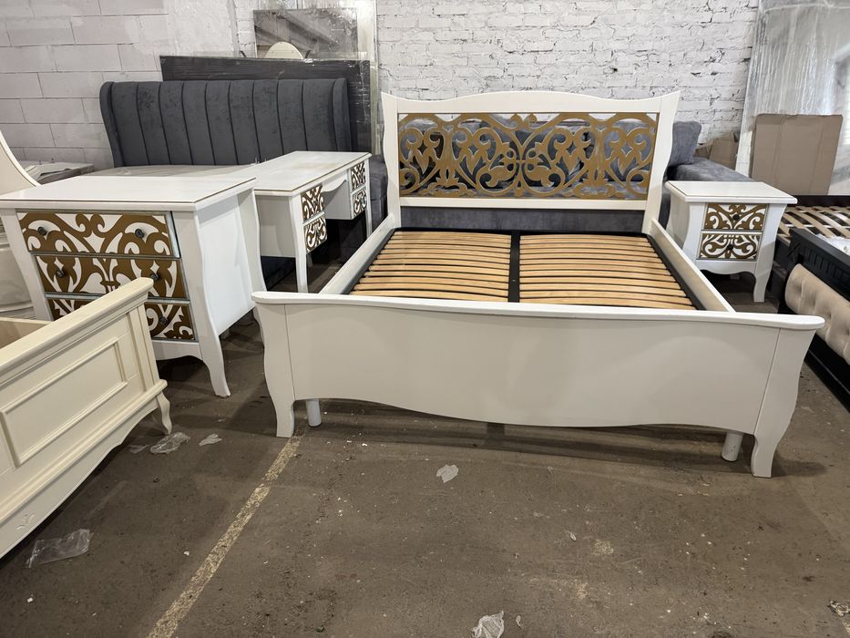 Комплект меблів в спальню.  Дерево.  Різьба. Ліжко, комод, тумбочка ст