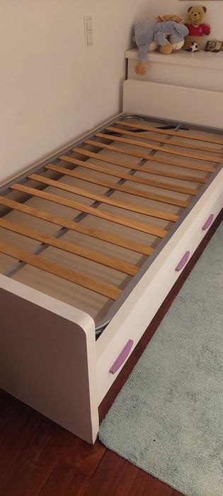 Cama solteiro e secretária parede