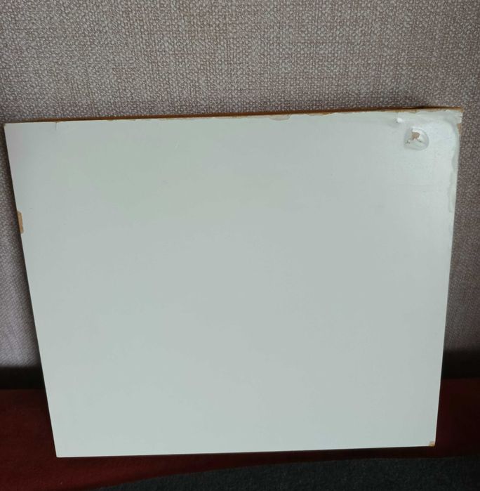 Półka ścienna biała.