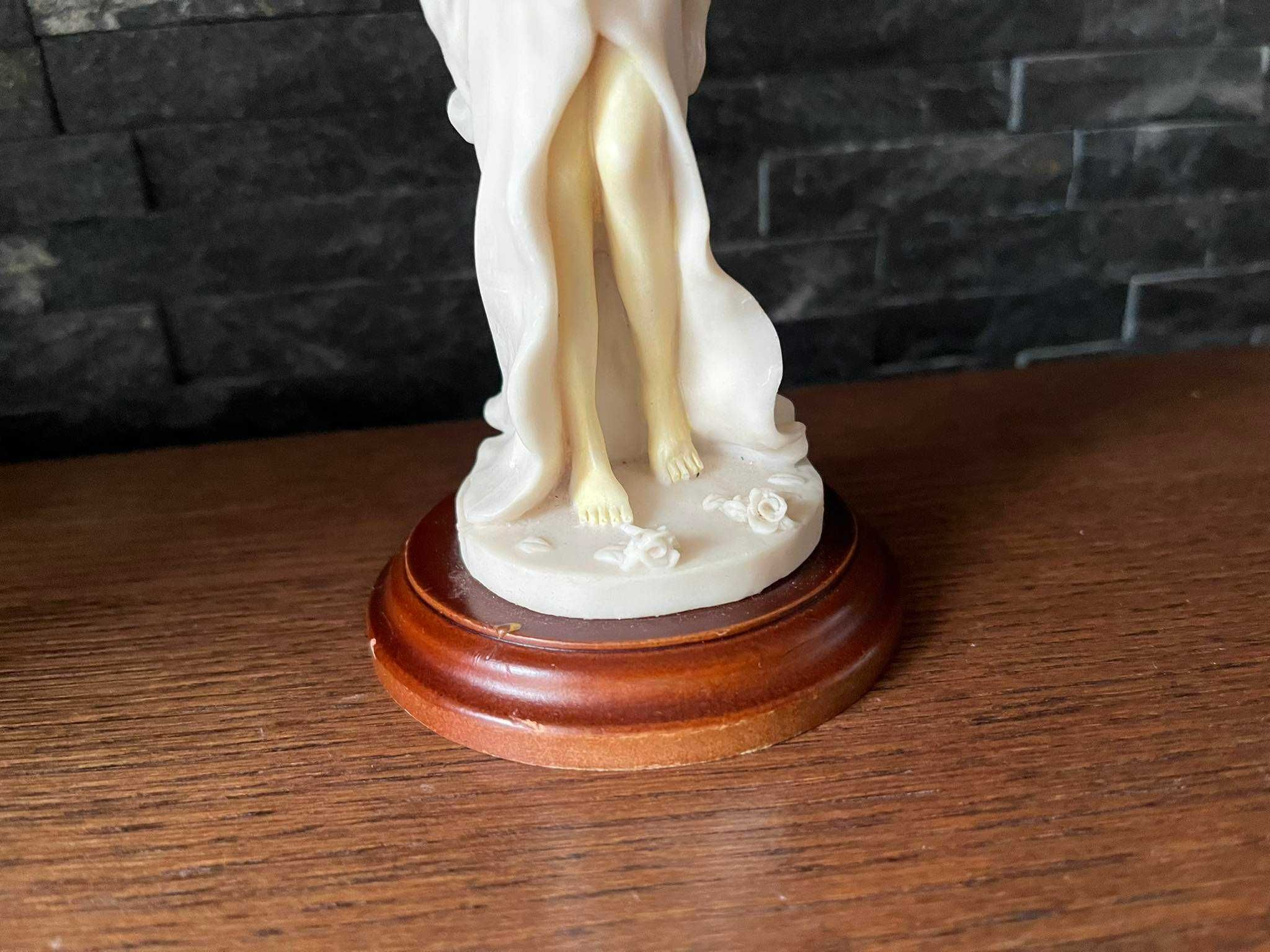 Dama z koszem figurka alabaster