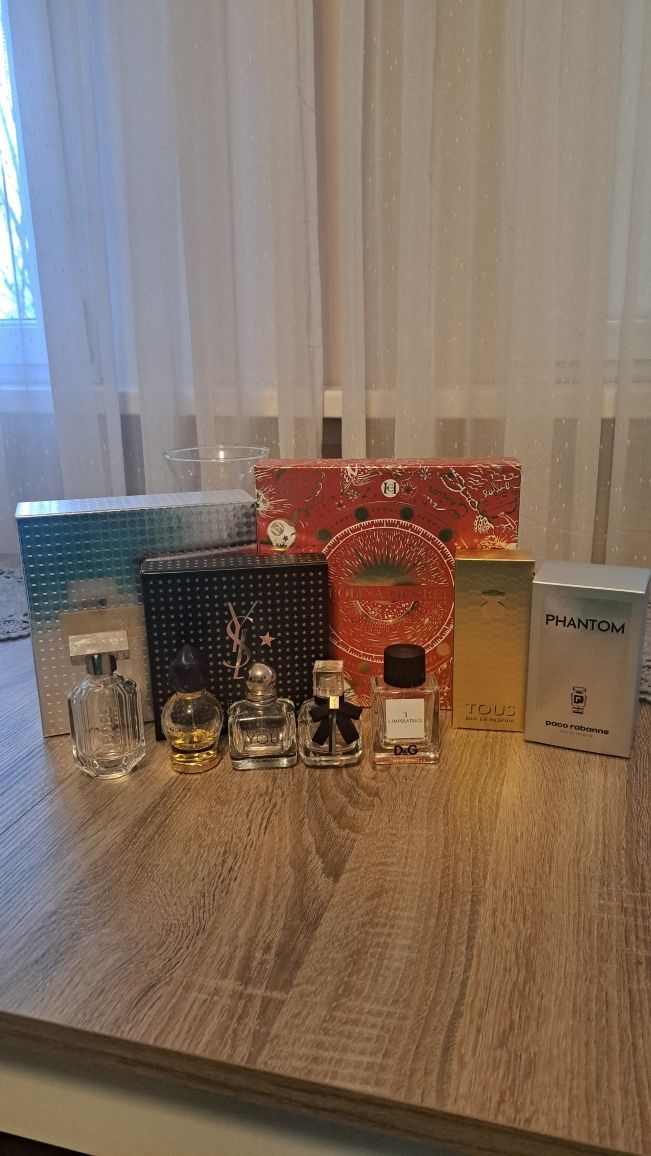 Flakony po perfumach plus pudeła.