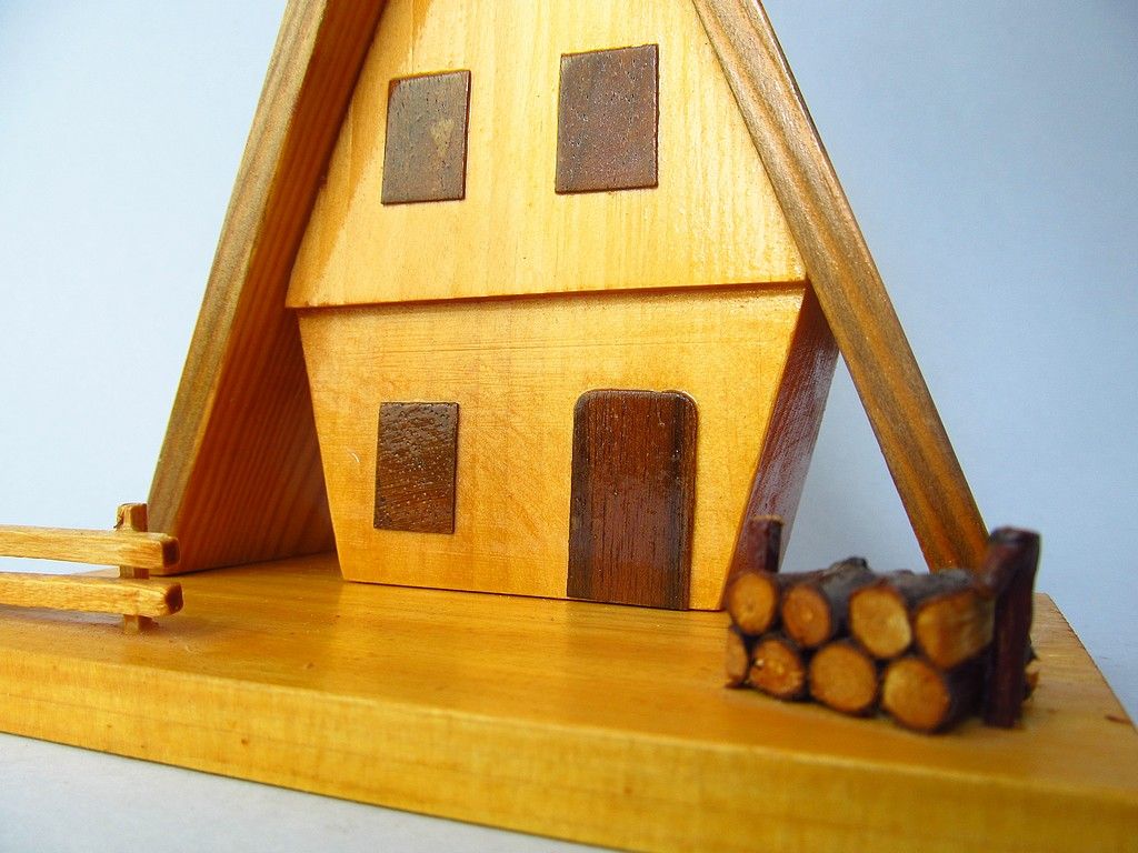 drewniany domek chatka kominek figurka