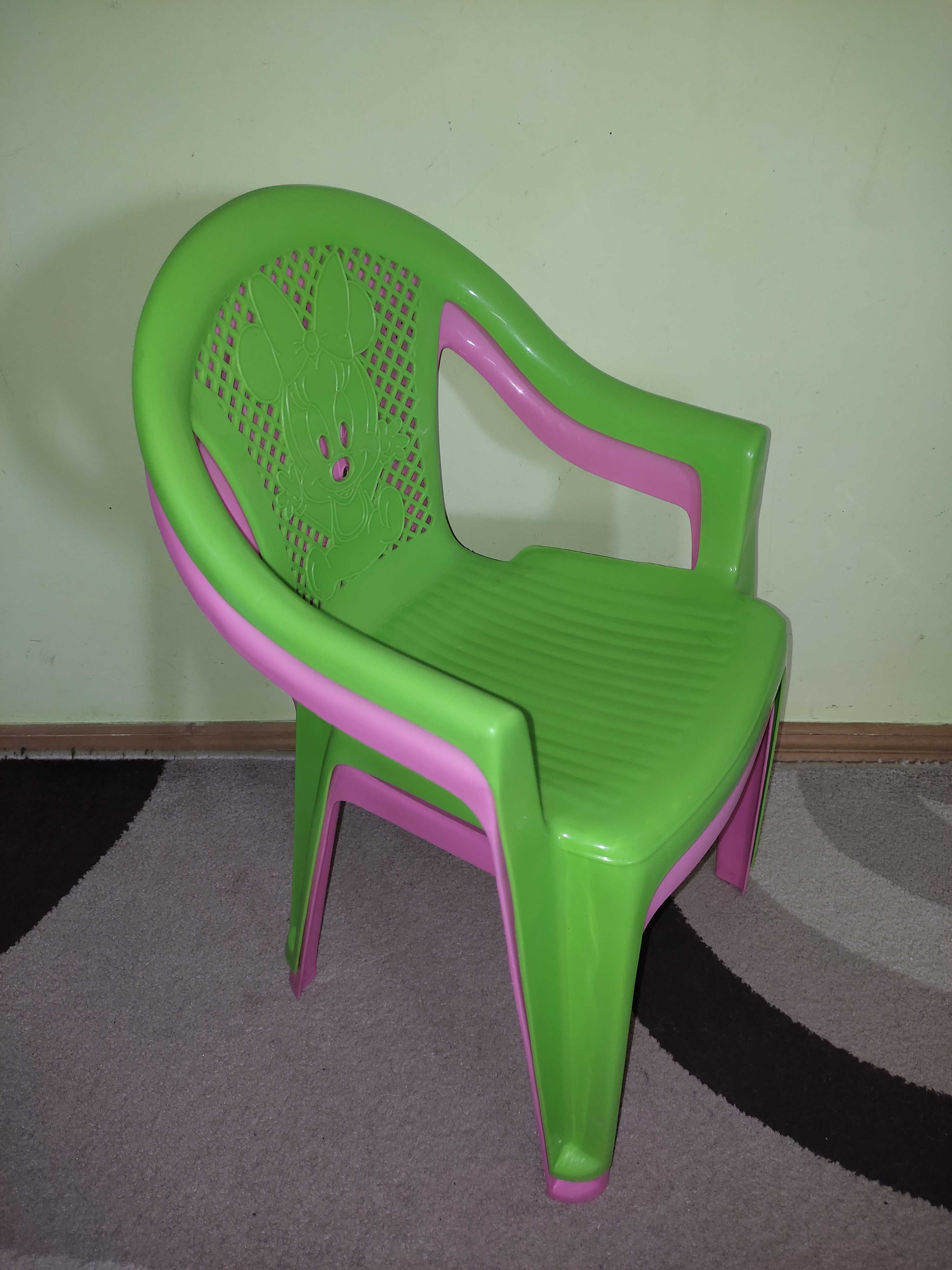 Пластикове дитяче крісло.