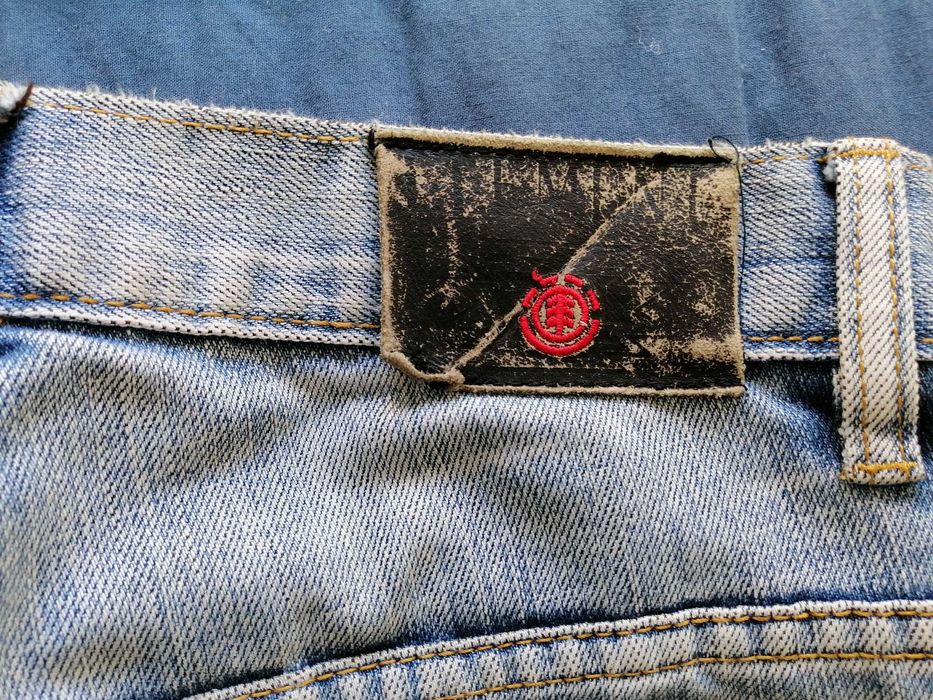 Calças Element. Ganga. Justas. Medidas na descrição.