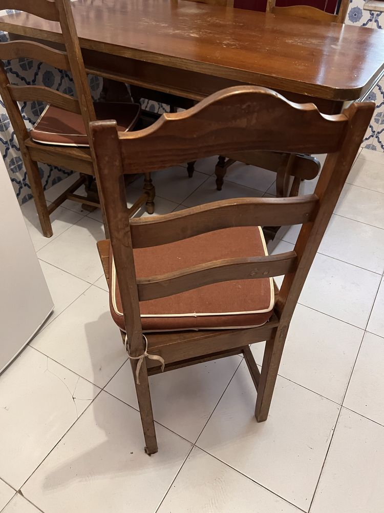 Mesa em madeira com cadeiras