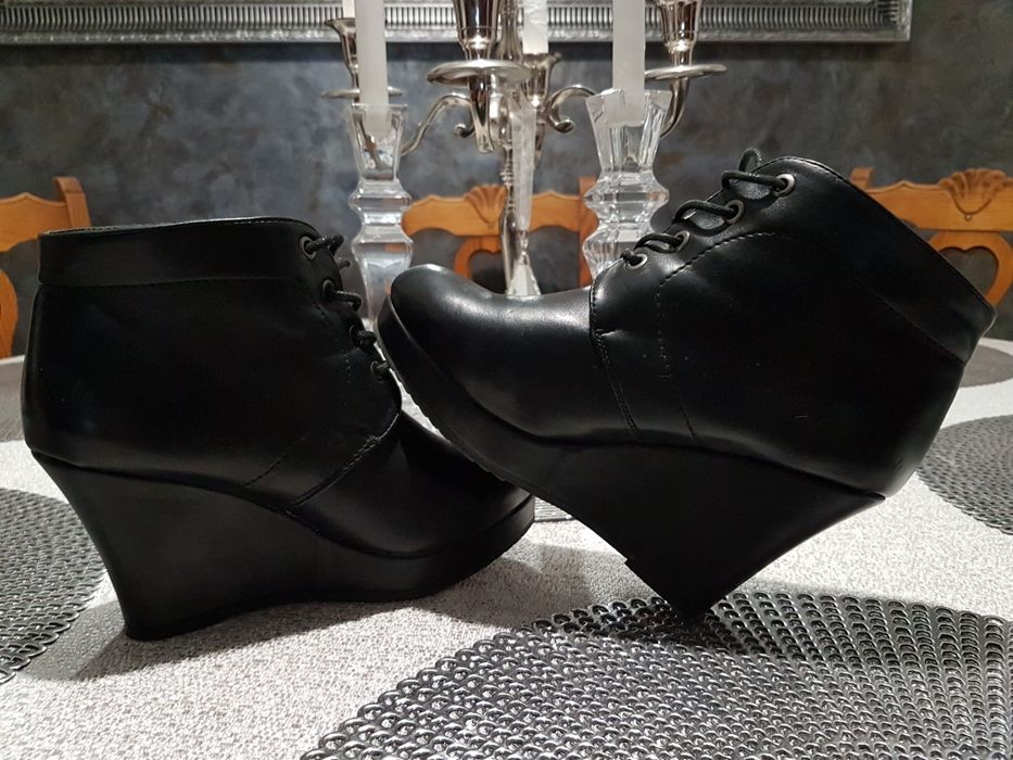 Buty skórzane na koturnie 37