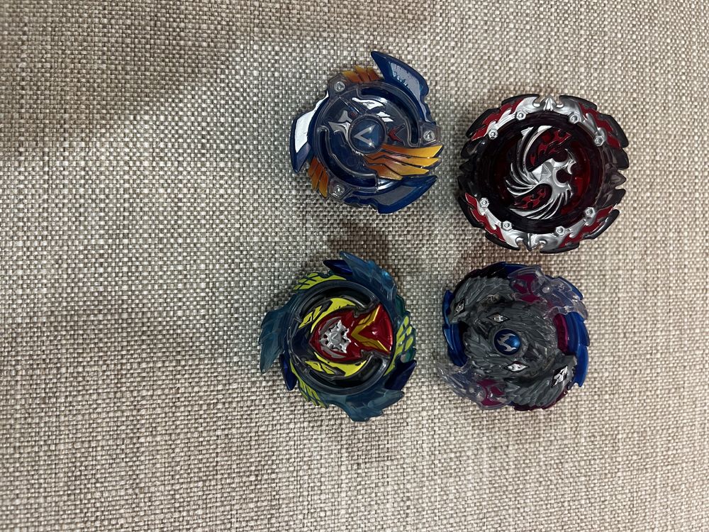 Beyblades originais e arenas