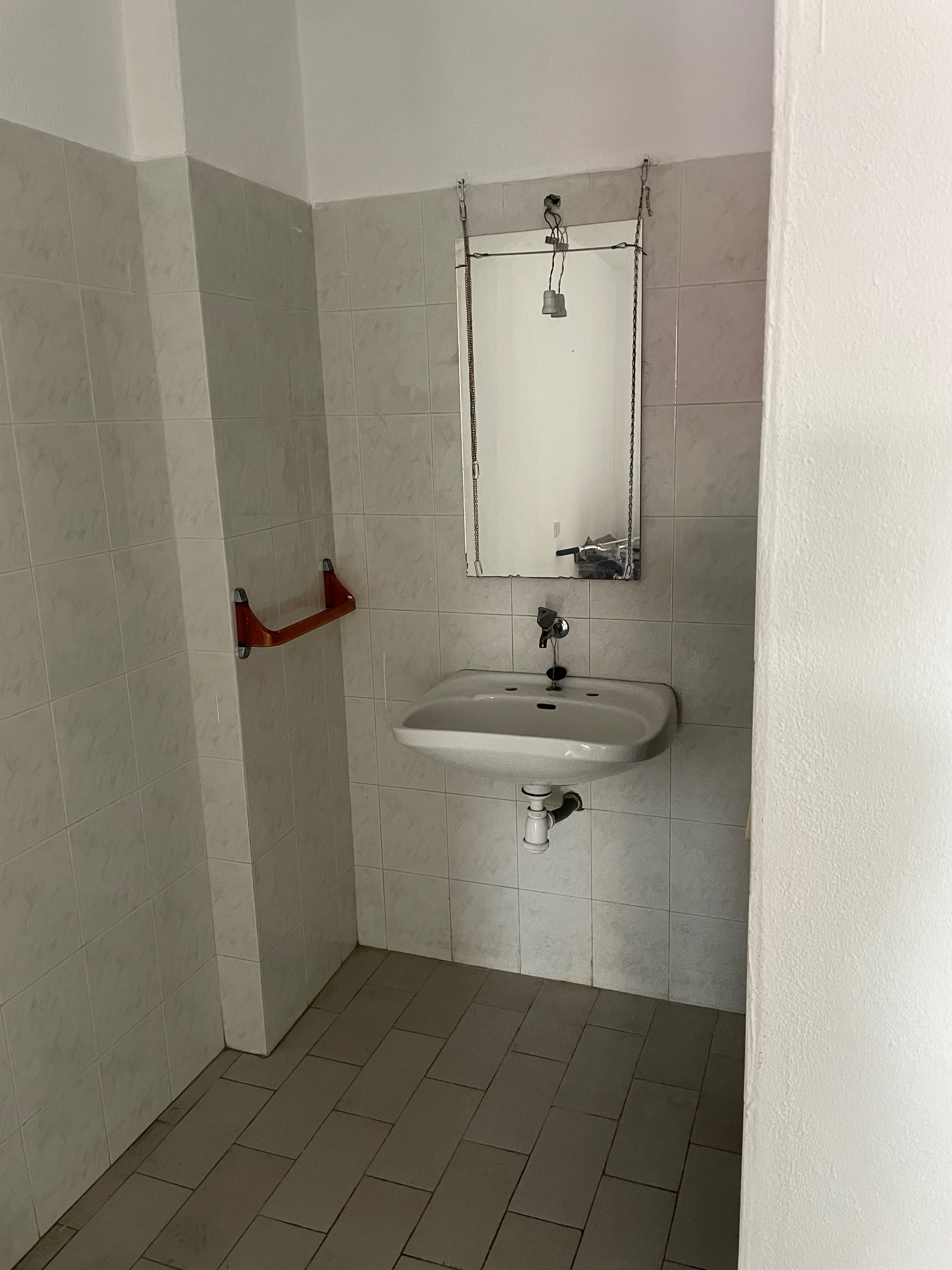 Garagem com acesso exterior e WC