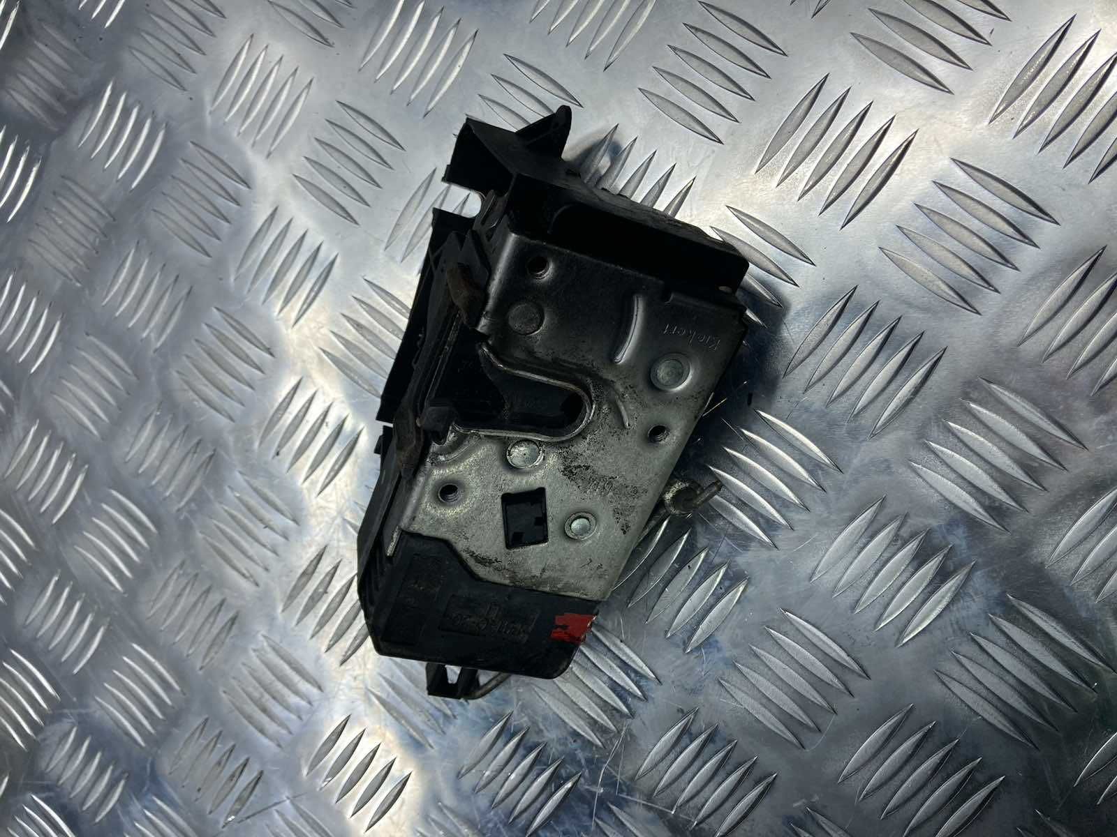 Замок двери передней левой Opel Signum 24447340