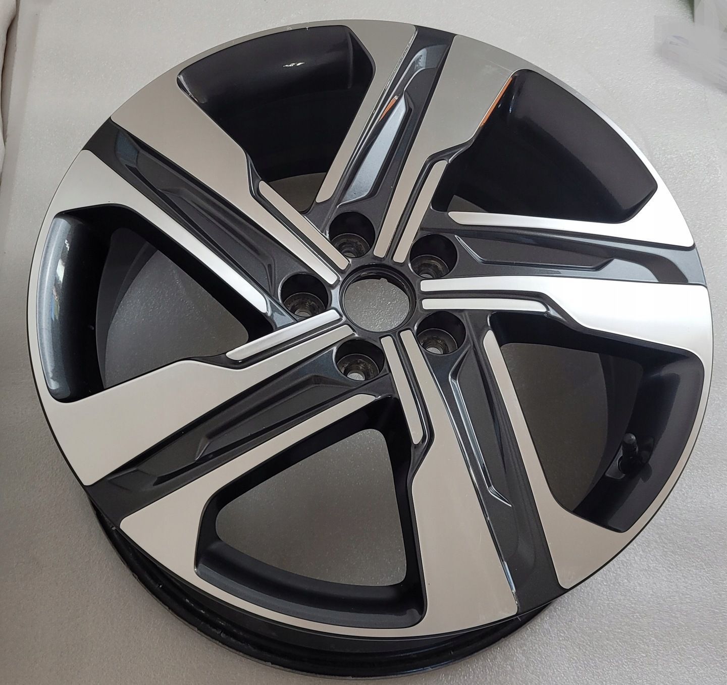 FELGA KIA SORENTO SPORTAGE 7,5X19 ET49,5 5X114,3 52910-P2330