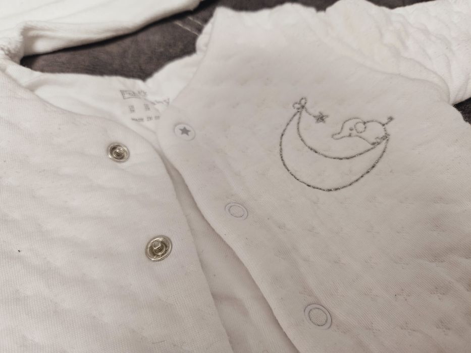 Одяг для немовля 0-3 місяці . В пологовий.(6 одиниць)