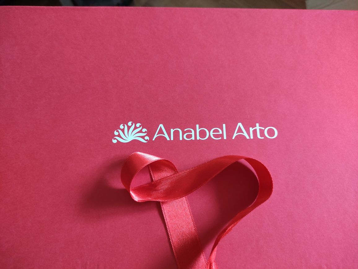 Продам подарочный набор Аnabel Аrto (к-кт+пояс+чулки в коробке)