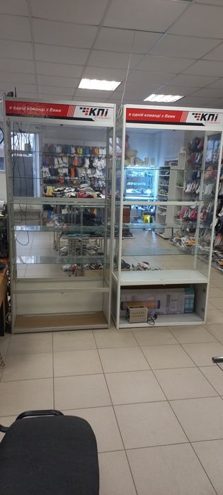 Продаємо скляні вітрини, прилавки та економпанелі мдф для магазину.