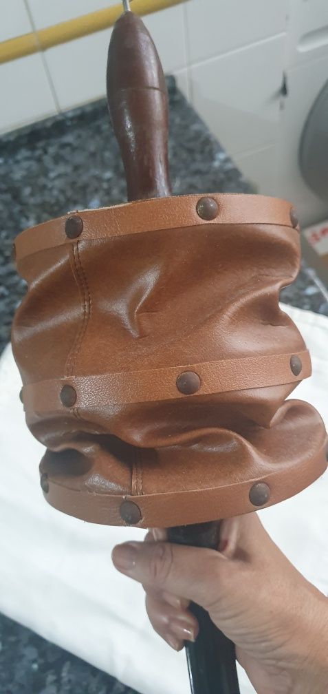 Abafador em pele com suporte em metal