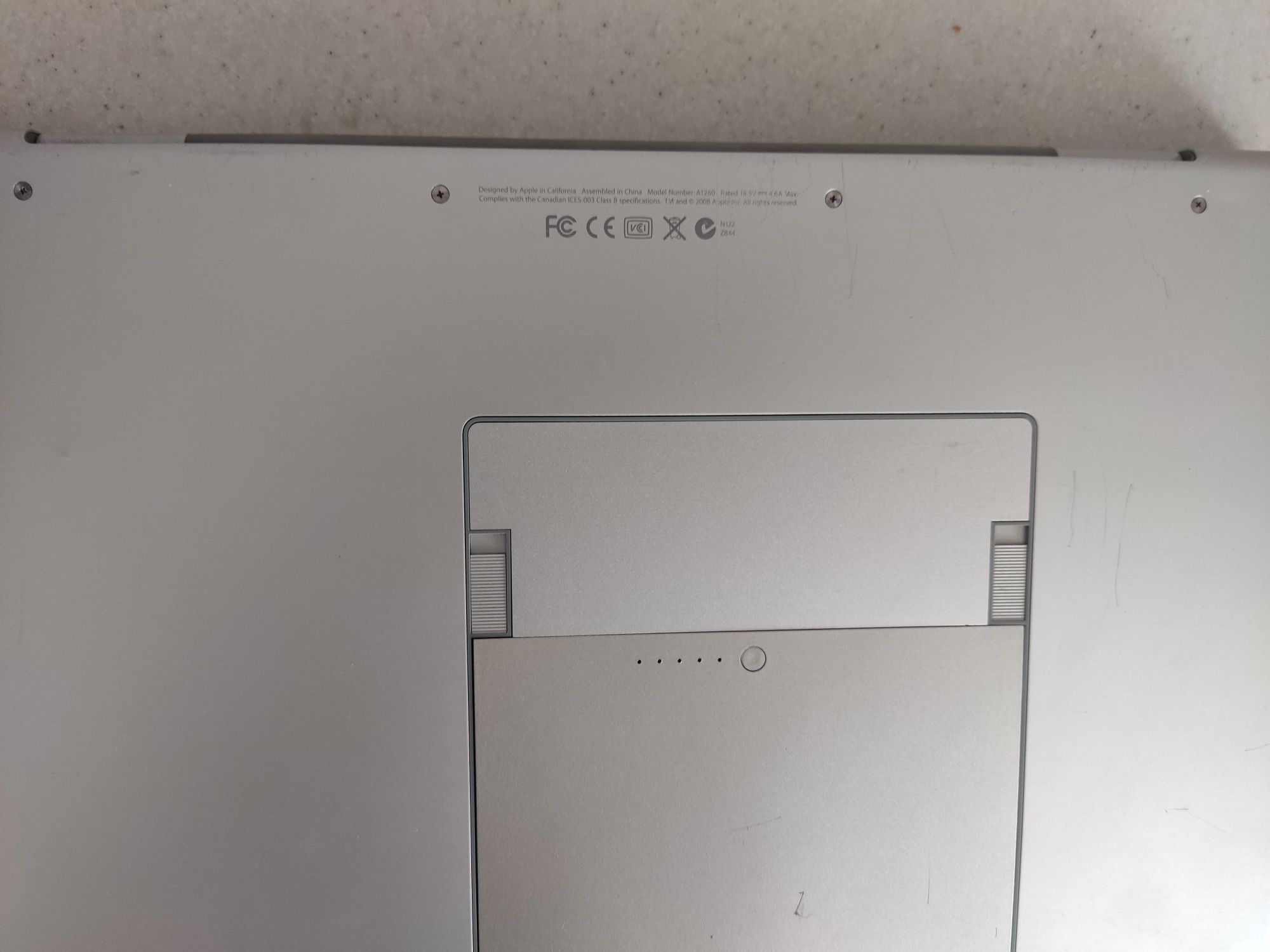 MacBook Pro 15" з зарядкою