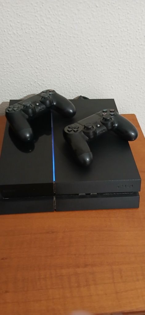 Ps4 com  2 comandos originais