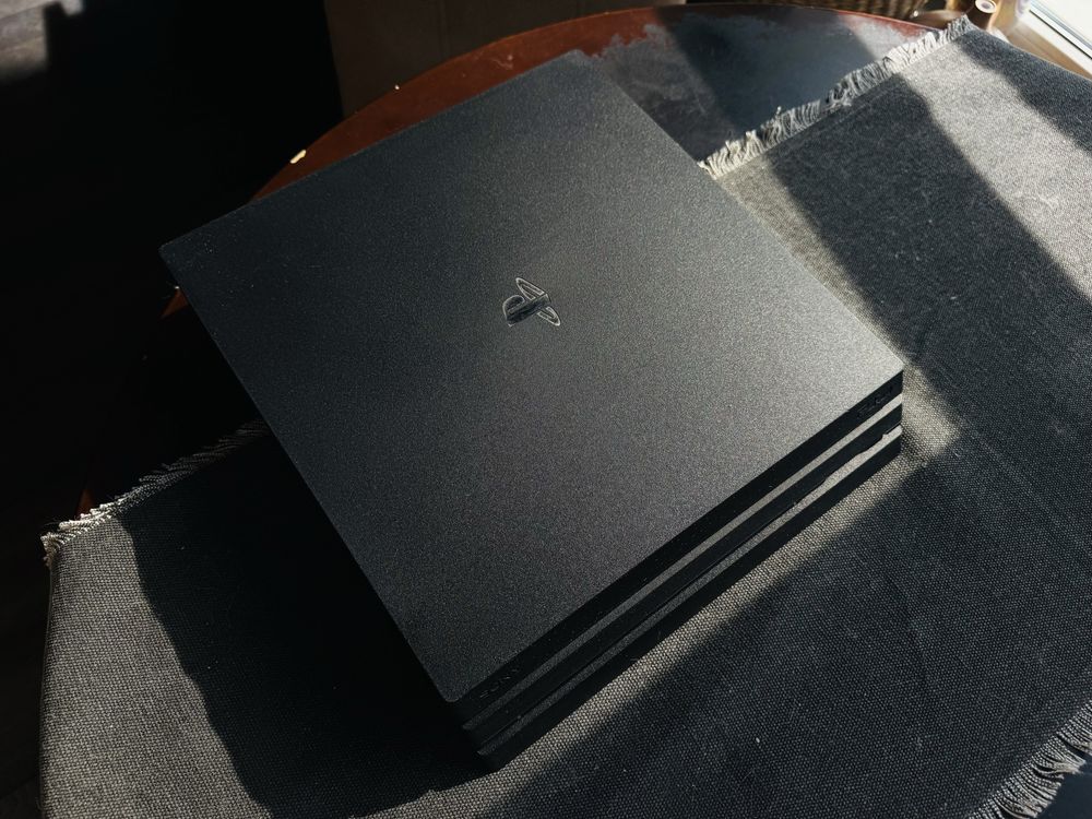 PS4 Pro (1TB) + 2 геймпади + блютуз-адаптер для навушників