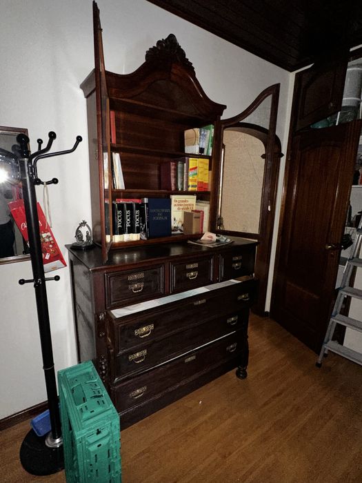 Vendo cómoda em madeira com estante superioi