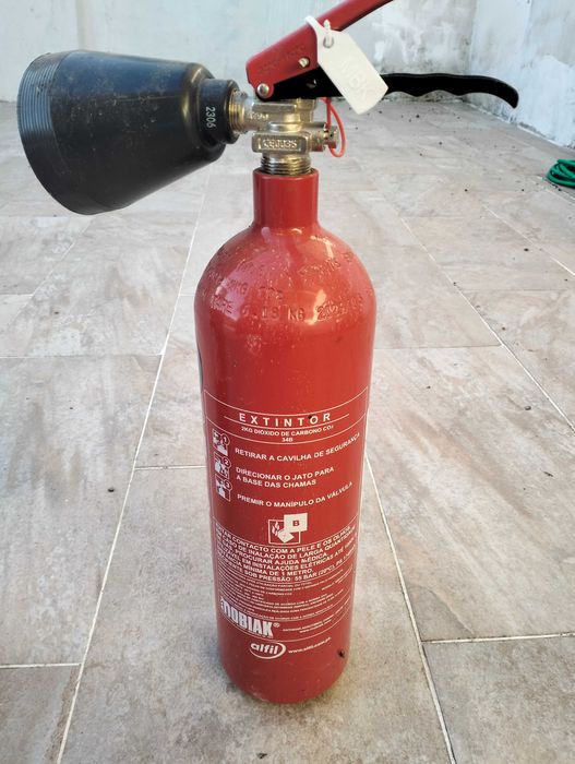 Extintores (Pó químico e Dióxido de carbono CO2)