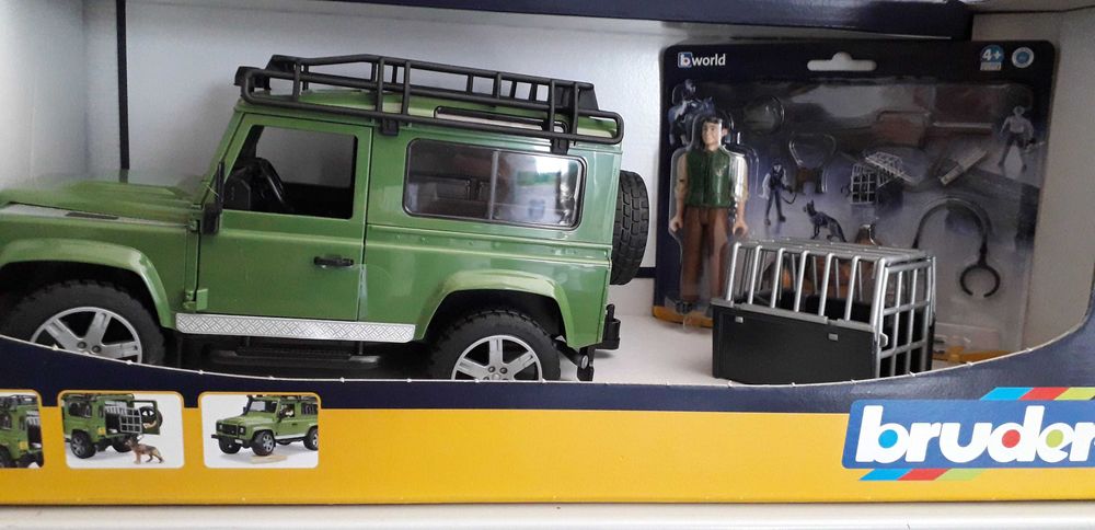 BRUDER Land Rover z figurką leśniczego i psa