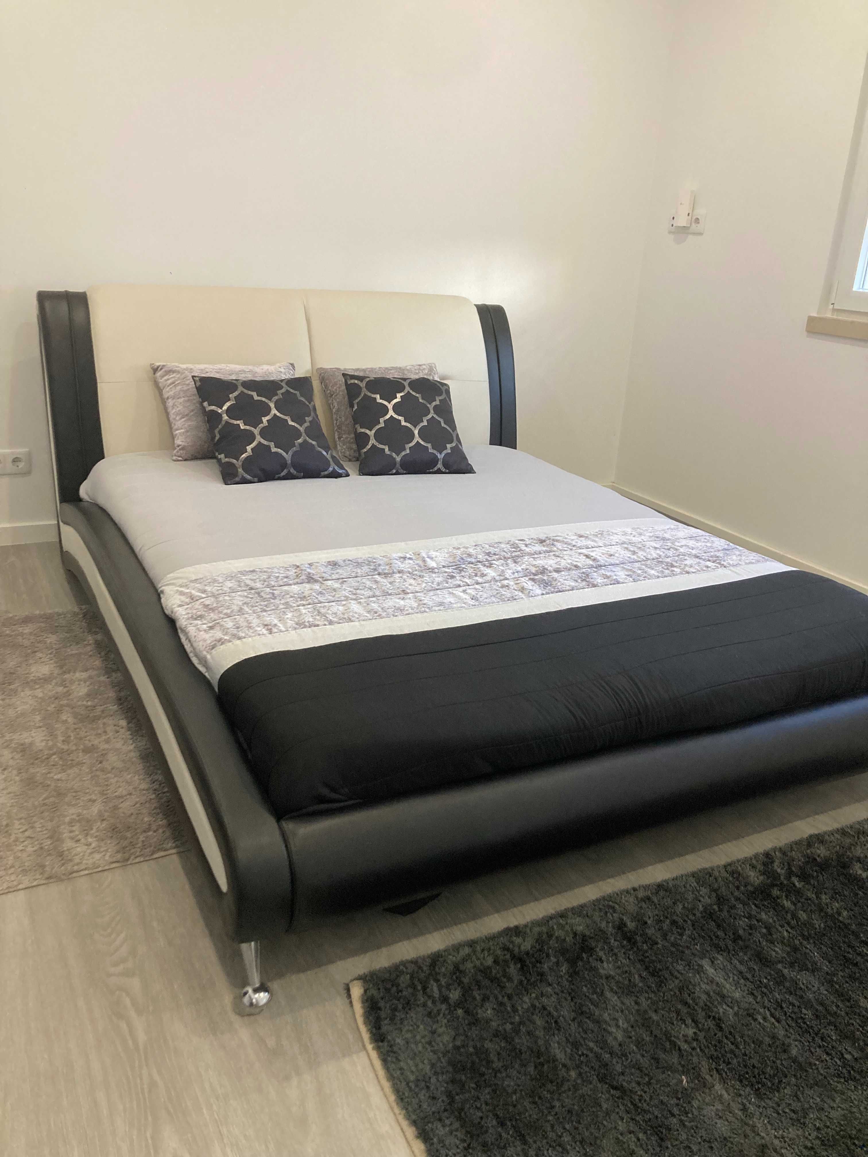 Cama de napa preta e branca c/ colchão
