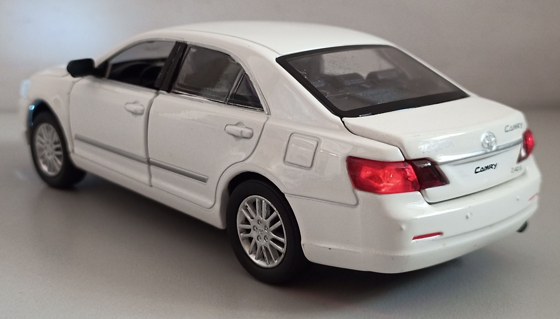 Машинка Toyota Camry модель 1:32 "АвтоСвіт". Металл, звук, свет.