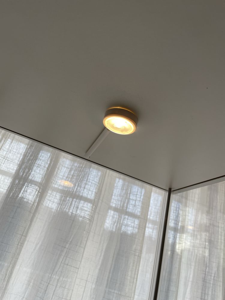 Vitrine IKEA com iluminação