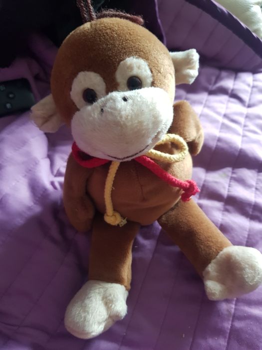 małpka pluszak na baterię